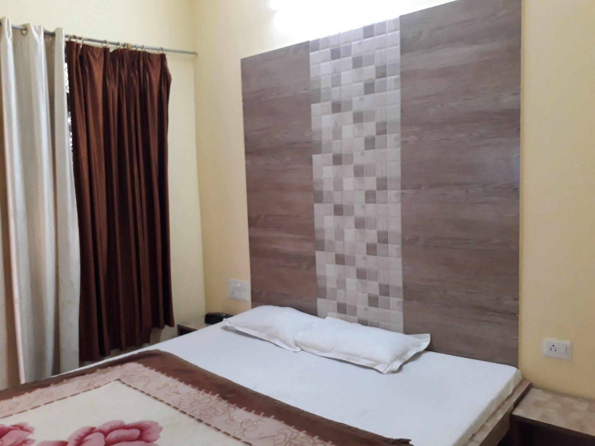 Hotel Golden Deluxe Jaipur Eksteriør bilde